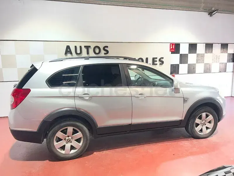 Usado Chevrolet Captiva LT 150 CV (110 kW) 2009 Gris / plata SUV