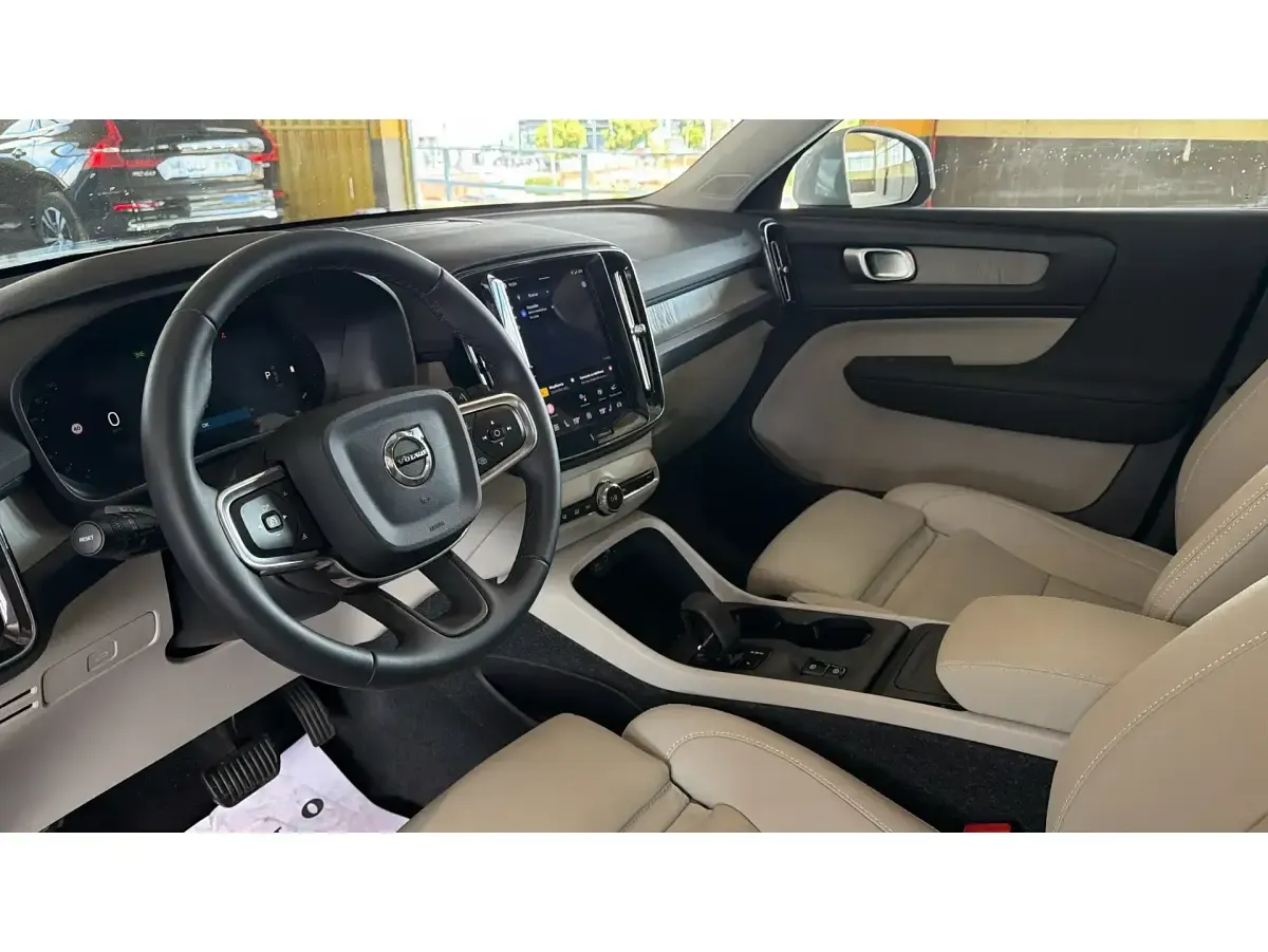 Usado Volvo XC40 Core 163 CV (119 kW) 2025 Gris SUV