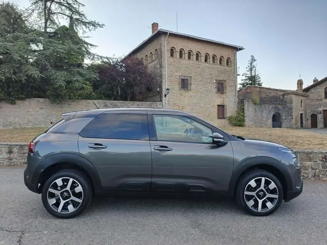 Usado Citroën C4 Cactus Shine 99 CV (72 kW) 2018 Gris Utilitario