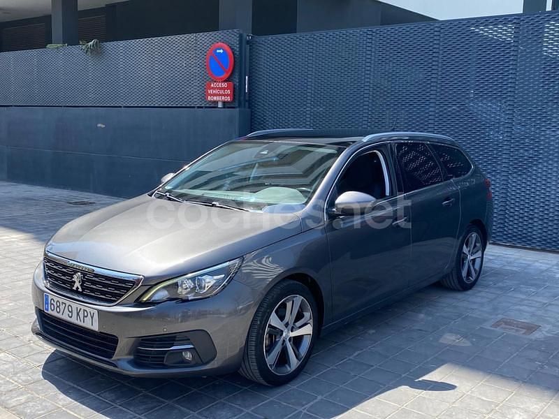 Usado Peugeot 308 SW Allure 130 CV (95 kW) 2018 Gris / plata Familiar