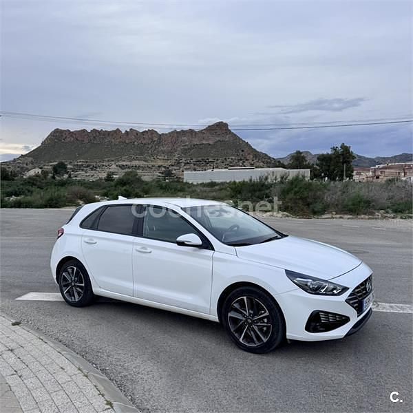 Usado Hyundai i30 110 CV (80 kW) 2022 Blanco Berlina