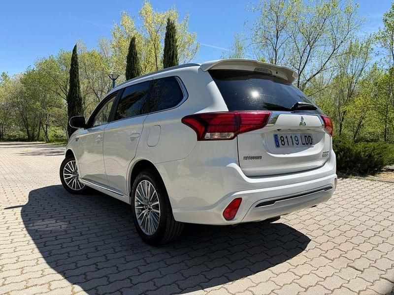 Usado Mitsubishi Outlander P-HEV Motion 224 CV (164 kW) 2020 Blanco SUV