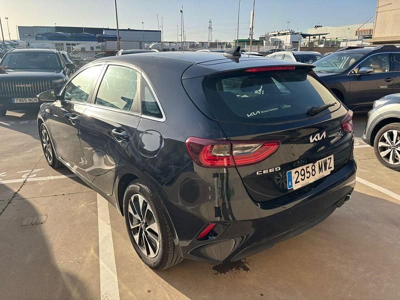 Usado Kia Ceed 100 CV (73 kW) 2024 Negro Utilitario