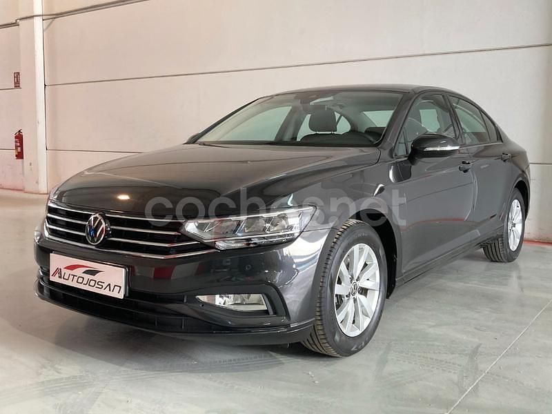 Gris / plata Usado 2021 VW Passat Business Berlina | 17.400 € (Buen precio) - Imagen 1/4