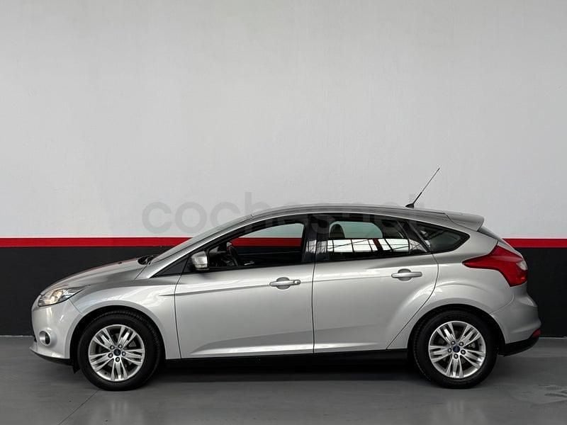 Usado Ford Focus Trend 125 CV (91 kW) 2011 Gris / plata Berlina