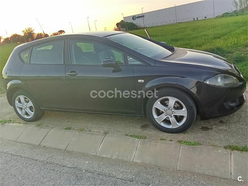Usado Seat Leon Ecomotive 105 CV (77 kW) 2008 Negro Utilitario
