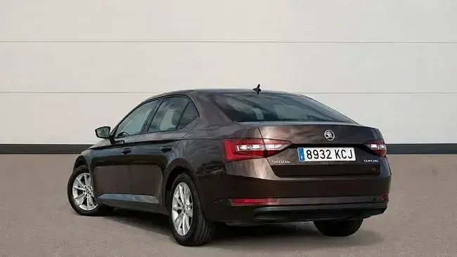 Usado Skoda Superb Ambition 150 CV (110 kW) 2017 Marrón Berlina