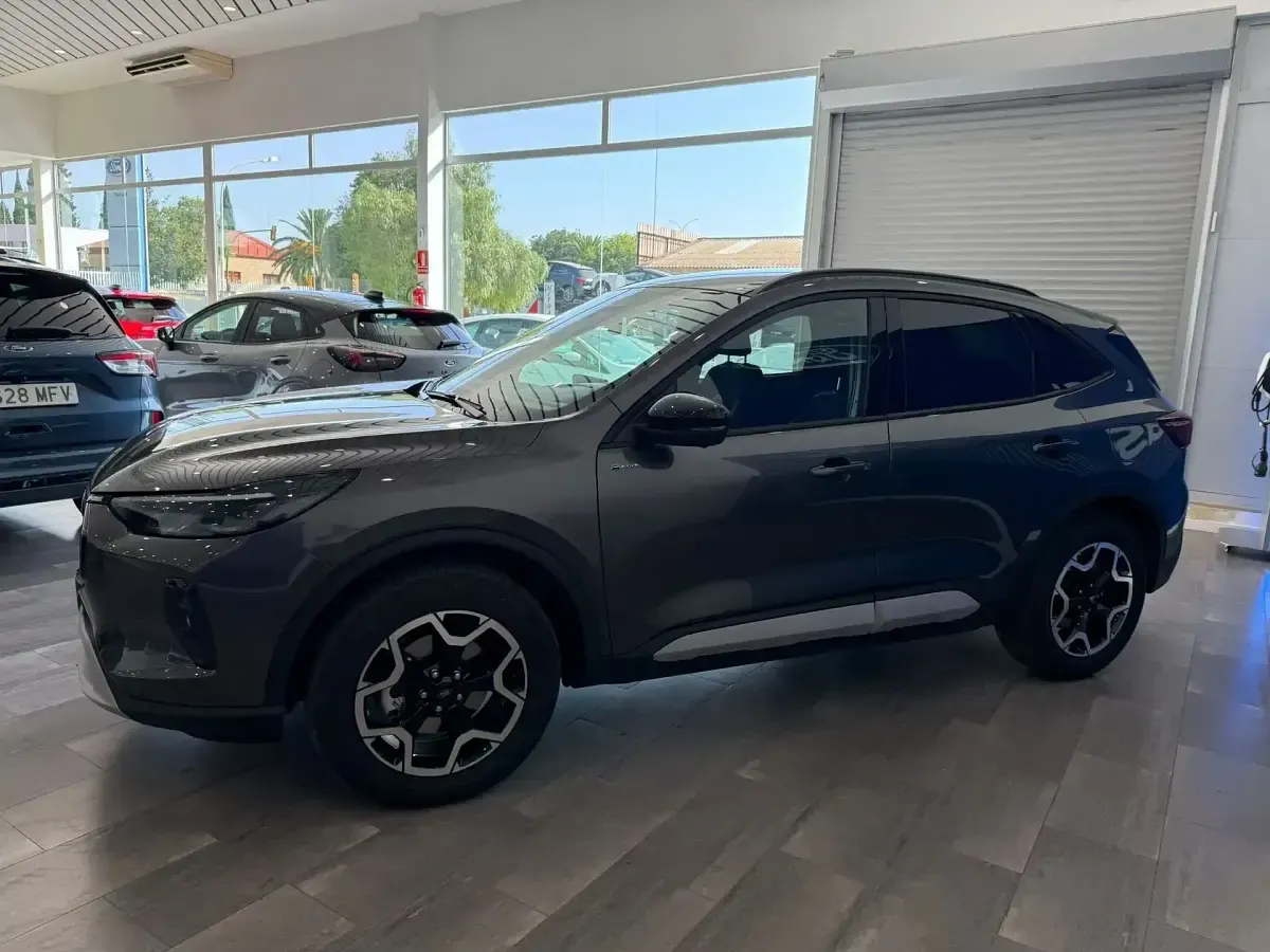 Usado Ford Kuga Active X 180 CV (132 kW) 2025 Gris / plata SUV