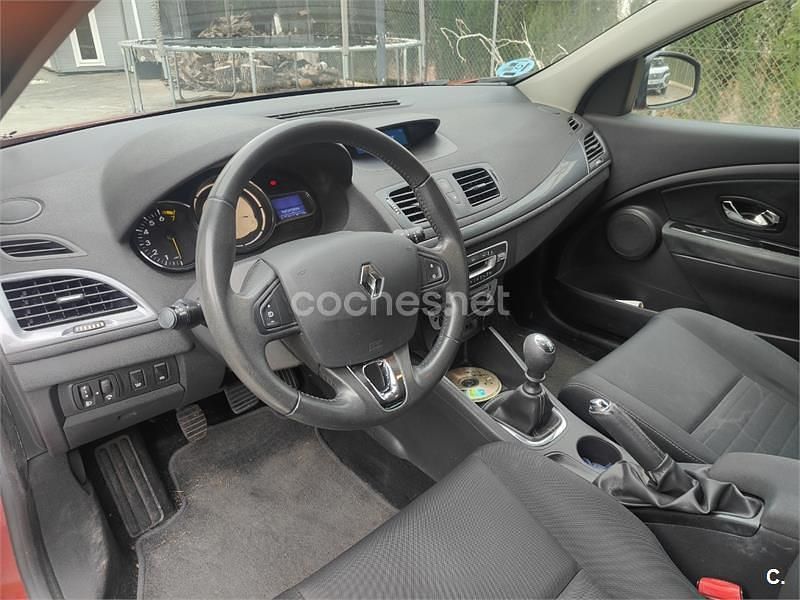 Usado Renault Mégane Dynamique 115 CV (84 kW) 2014 Rojo Berlina