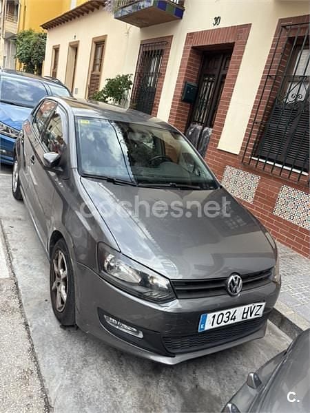 Usado VW Polo Advance 70 CV (51 kW) 2014 Gris / plata Berlina