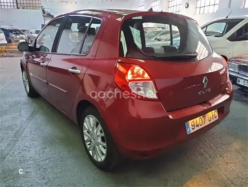 Begagnad Renault Clio II Authentique 86 HK (63 kW) 2009 Röd Sedan