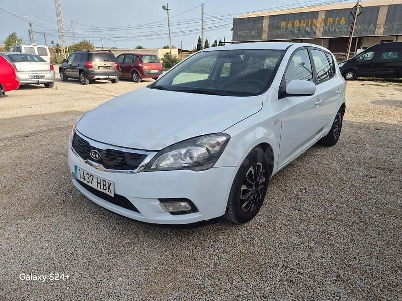 Begagnad Kia Ceed Plus 115 HK (84 kW) 2012 Vit Halvkombi
