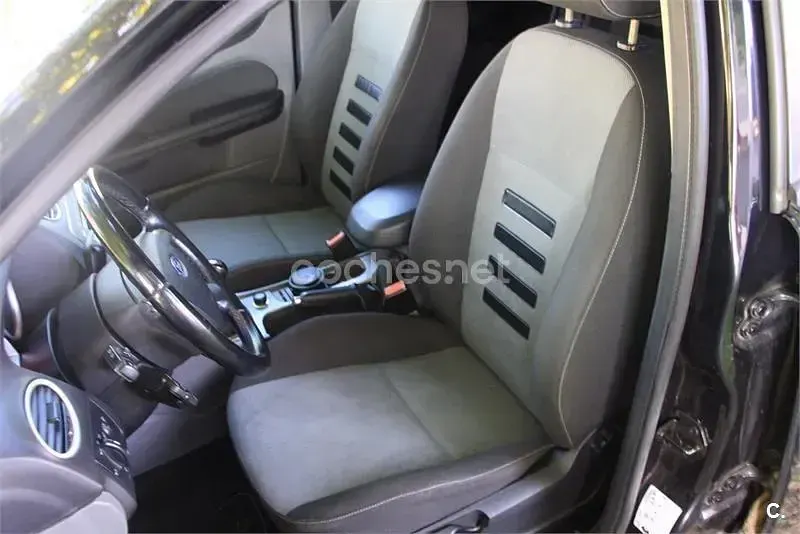 Usado Ford Focus Ghia 115 CV (84 kW) 2008 Negro Familiar