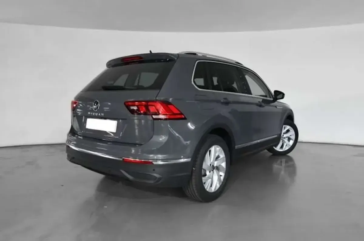 Usado VW Tiguan 131 CV (96 kW) 2022 Gris SUV