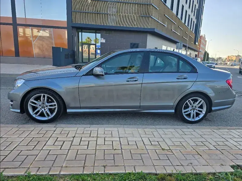 Usado Mercedes C200 136 CV (100 kW) 2012 Gris / plata Berlina