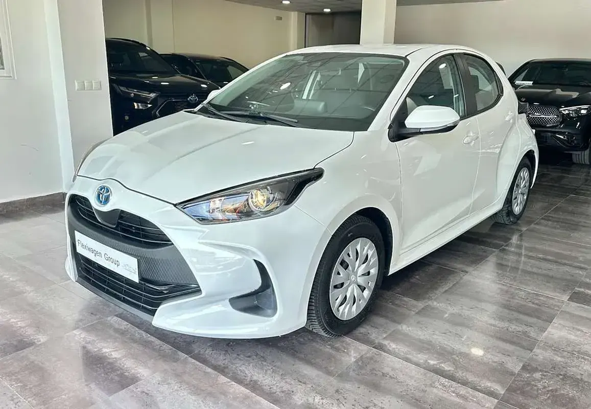 Usado Toyota Yaris Plus 116 CV (85 kW) 2022 Blanco Utilitario