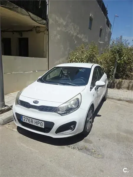 Usado Kia Rio 85 CV (62 kW) 2013 Blanco Berlina