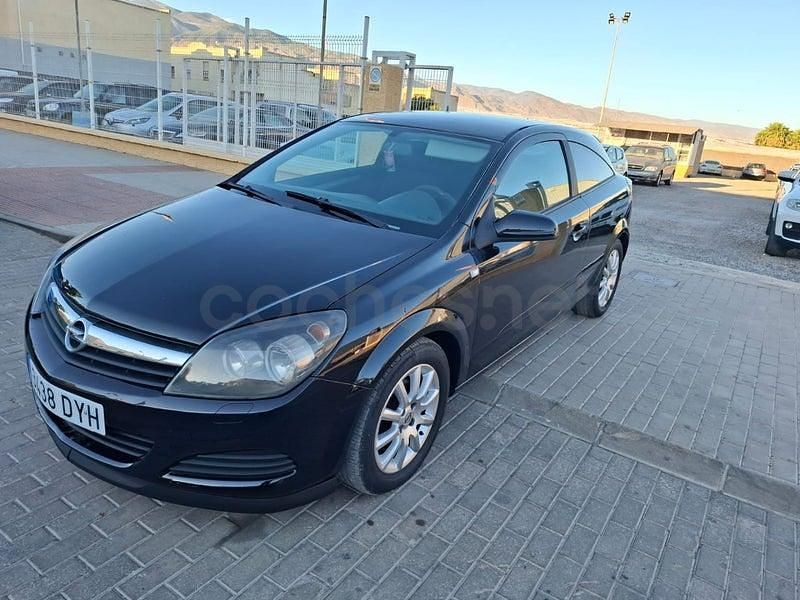 Usado Opel Astra GTC Enjoy 90 CV (66 kW) 2005 Negro Berlina