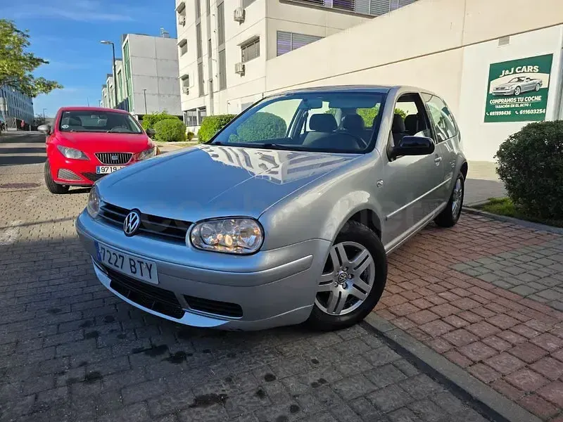Usado VW Golf IV Highline 105 CV (77 kW) 2002 Gris / plata Berlina