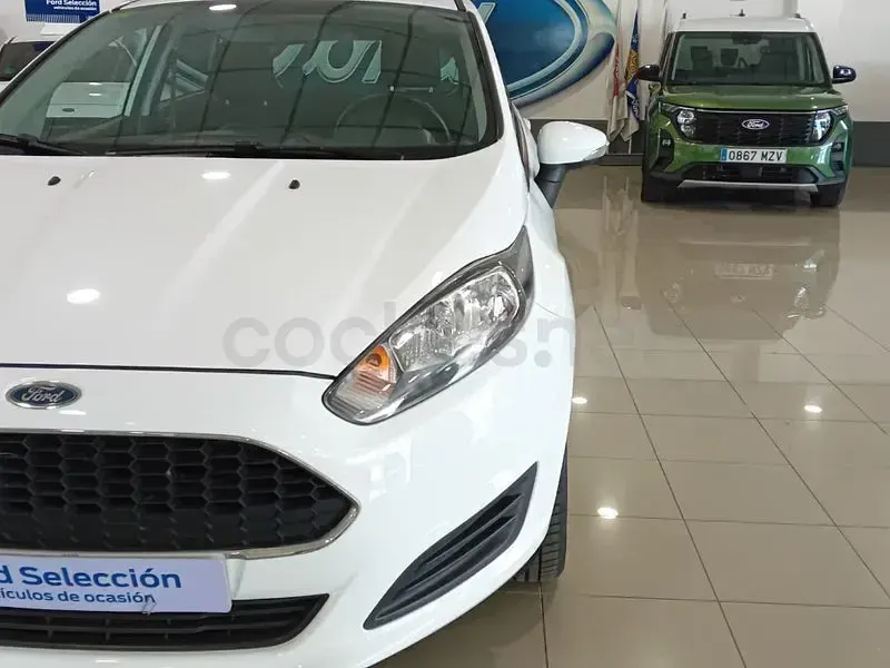 Usado Ford Fiesta Trend 75 CV (55 kW) 2017 Blanco Utilitario