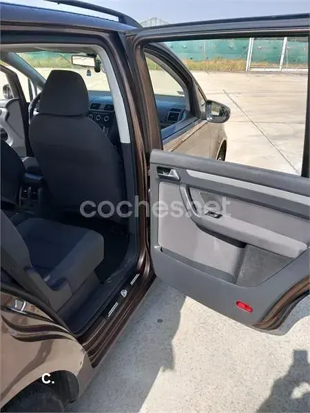 Usado VW Touran Advance 105 CV (77 kW) 2015 Marrón Monovolumen
