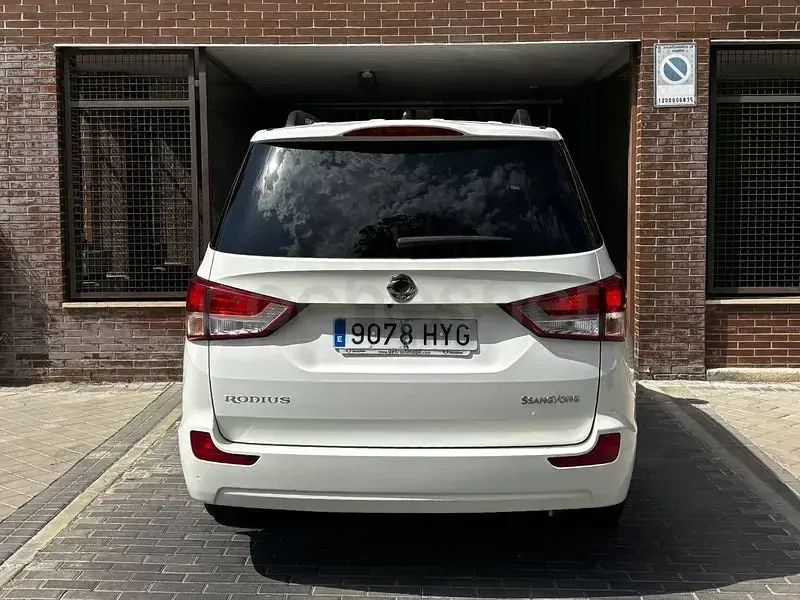 Usado SsangYong Rodius Limited 155 CV (114 kW) 2014 Blanco Monovolumen