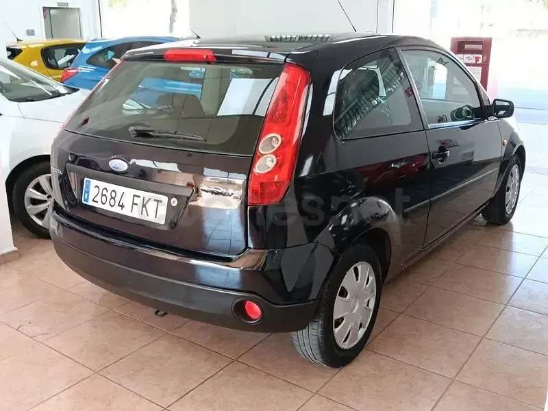 Usado Ford Fiesta Ambiente 70 CV (51 kW) 2007 Azul Utilitario