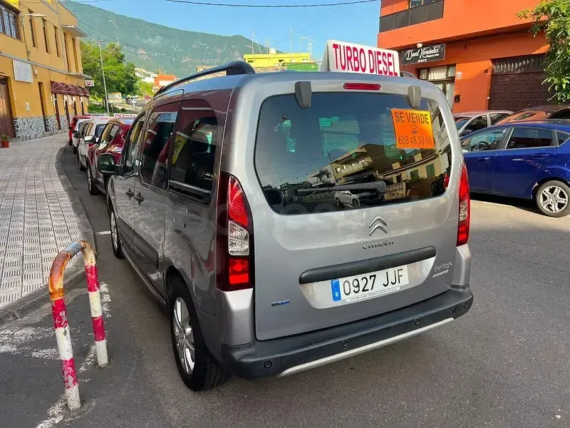 Usado Citroën Berlingo XTR 100 CV (73 kW) 2015 Gris / plata Monovolumen