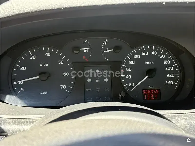 Usado Renault Mégane Authentique 80 CV (58 kW) 2001 Granate Berlina