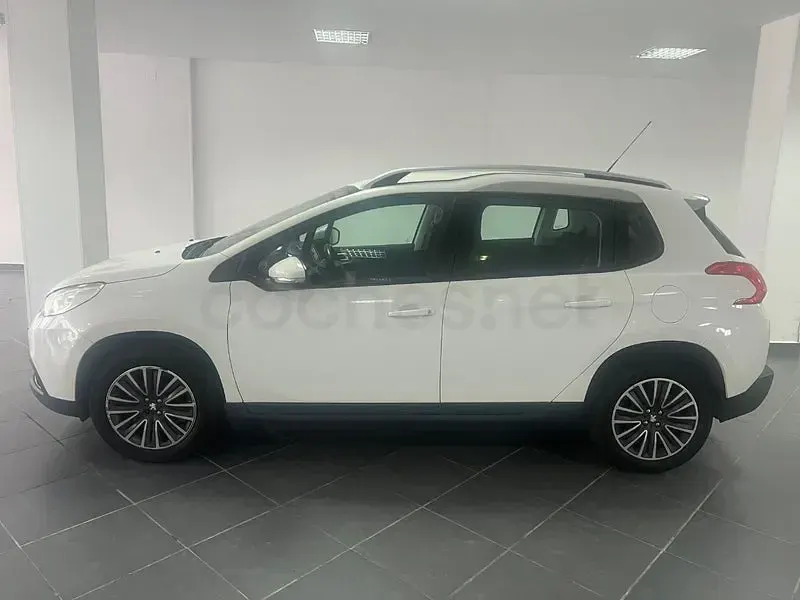 Usado Peugeot 2008 Allure 100 CV (73 kW) 2015 Marrón SUV