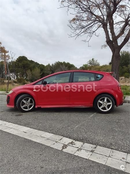 Usado Seat Leon Sport 105 CV (77 kW) 2007 Rojo Utilitario