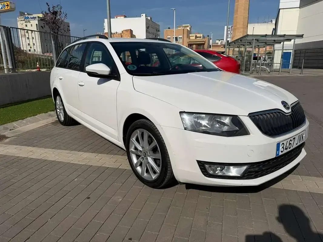 Usado Skoda Octavia Active 110 CV (80 kW) 2016 Blanco Familiar