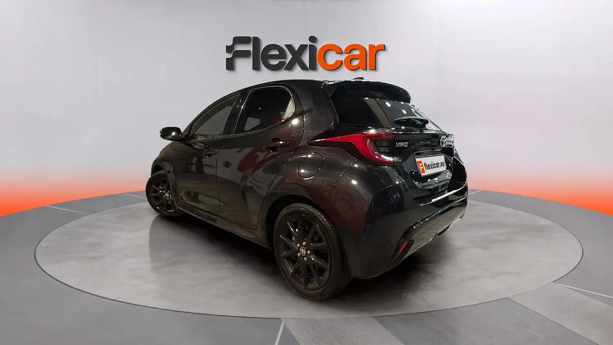 Usado Toyota Yaris Hybrid Active 116 CV (85 kW) 2023 Negro Berlina