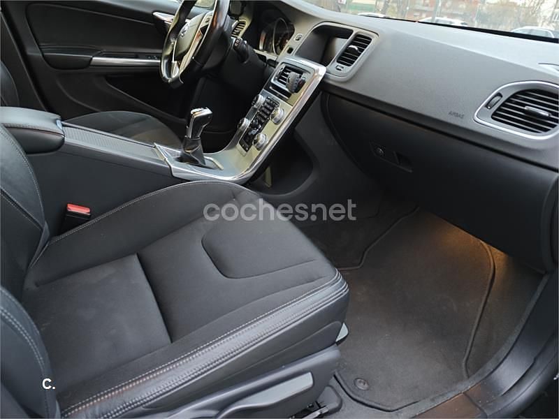 Usado Volvo V60 Momentum 120 CV (88 kW) 2018 Negro Familiar