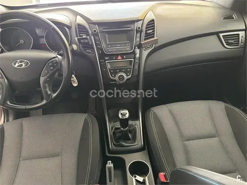 Usado Hyundai i30 GO! 100 CV (73 kW) 2016 Beige Berlina