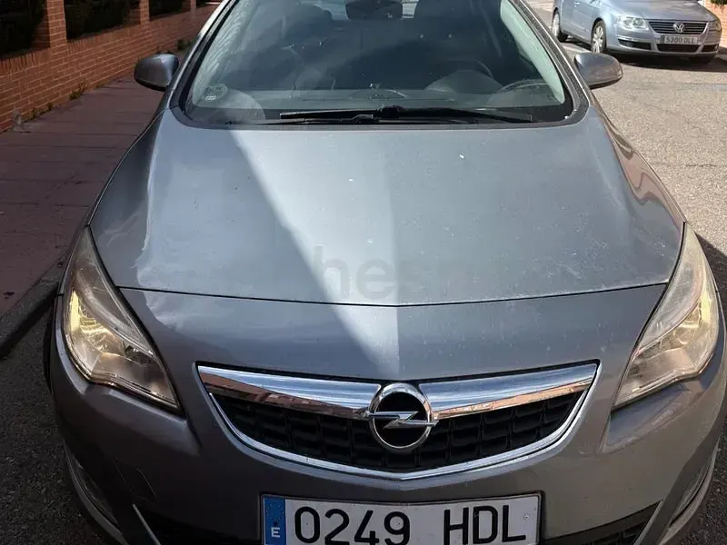 Usado Opel Astra Excellence 130 CV (95 kW) 2012 Gris / plata Berlina