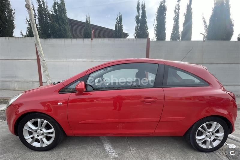 Rojo Usado 2007 Opel Corsa Cosmo Berlina | 2999 € (Buen precio) - Imagen 1/4