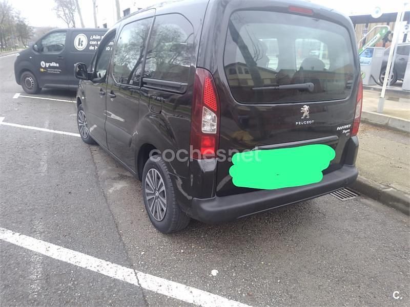Usado Peugeot Partner Tepee Active 92 CV (67 kW) 2013 Negro Monovolumen
