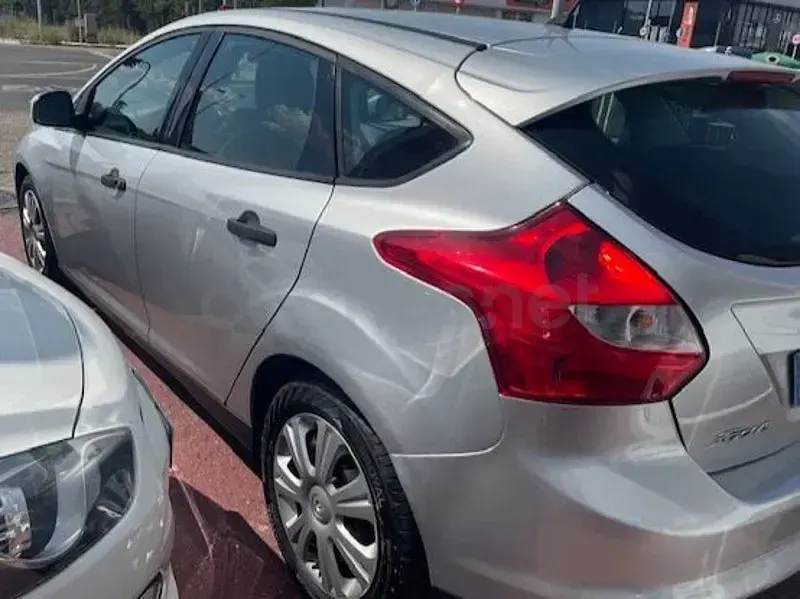 Usado Ford Focus Trend 95 CV (69 kW) 2012 Gris / plata Berlina