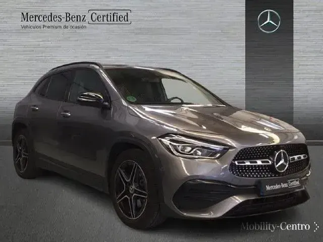 Usado Mercedes GLA200 AMG line 163 CV (119 kW) 2022 Gris montaña SUV