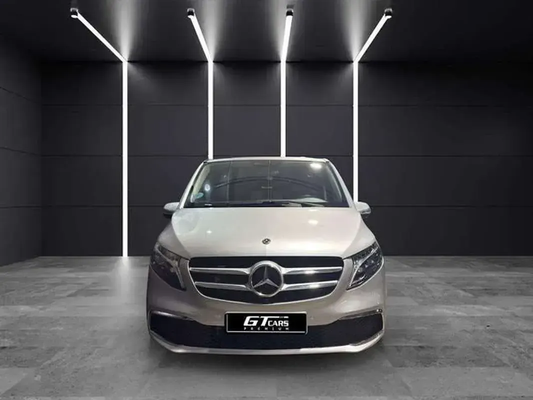 Usado Mercedes V300 239 CV (175 kW) 2023 Plateado Monovolumen