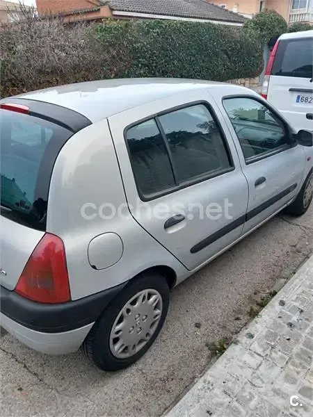 Usado Renault Clio 75 CV (55 kW) 2001 Gris / plata Berlina