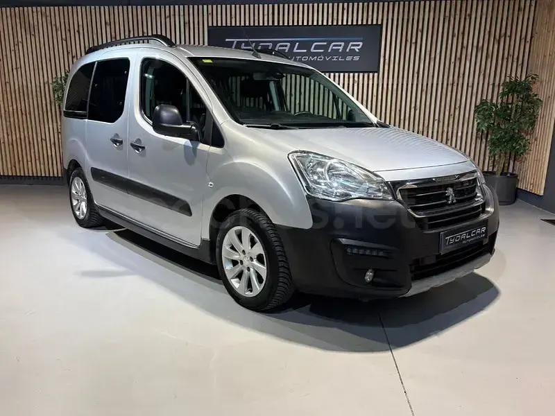 Usado Peugeot Partner Tepee Style 100 CV (73 kW) 2016 Gris / plata Monovolumen