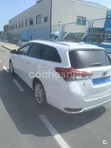 Usado Toyota Auris Hybrid Active 136 CV (100 kW) 2017 Blanco Familiar
