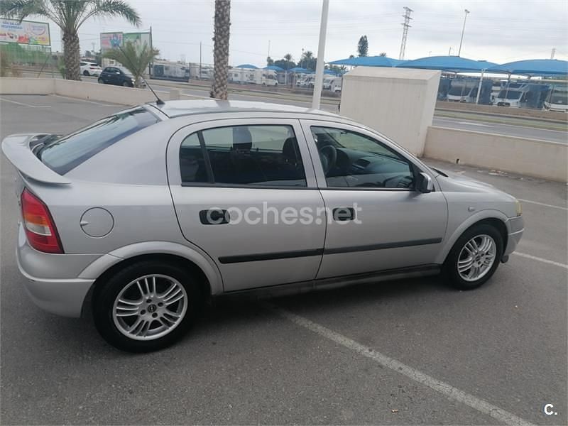 Usado Opel Astra Comfort 100 CV (73 kW) 2001 Gris / plata Berlina