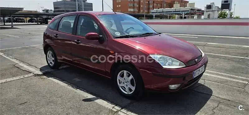 Usado Ford Focus Ghia 100 CV (73 kW) 2003 Granate Berlina