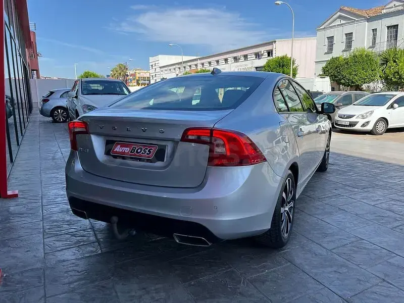 Usado Volvo S60 Kinetic 120 CV (88 kW) 2018 Gris / plata Berlina