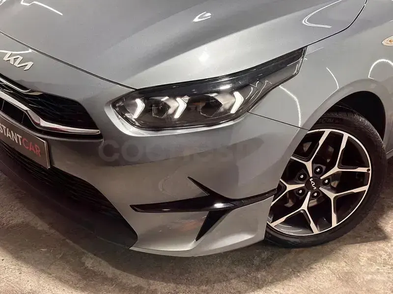 Usado Kia Ceed 120 CV (88 kW) 2023 Gris / plata Utilitario