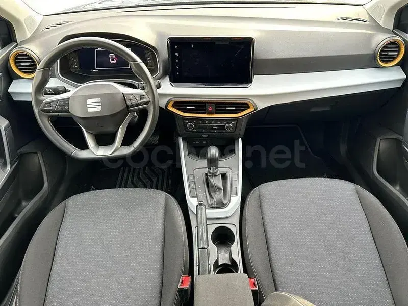 Usado Seat Arona Style 110 CV (80 kW) 2024 Gris / plata SUV