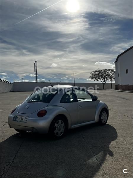Usado VW New Beetle 100 CV (73 kW) 2000 Gris / plata Utilitario